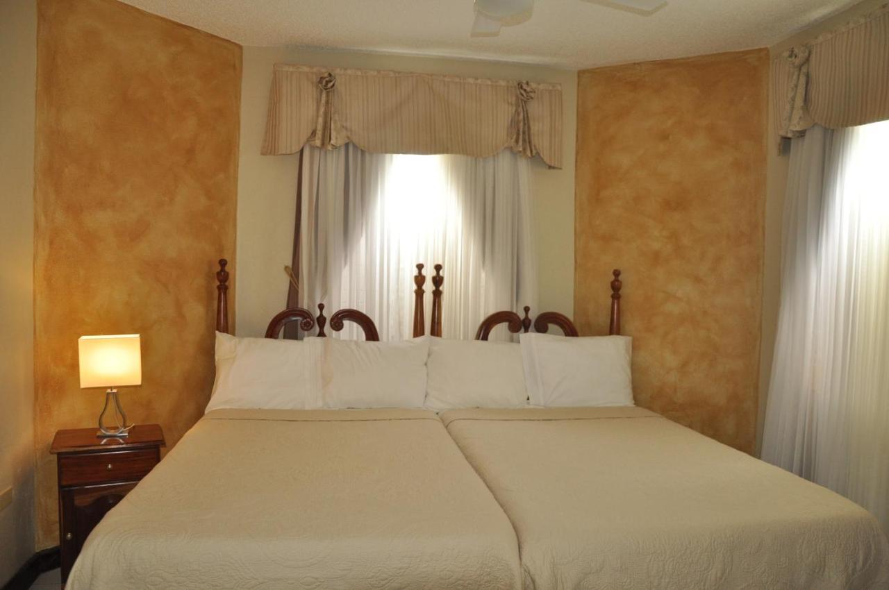 Beach Penthouse A25 Sandcastles Ocho Rios Buitenkant foto