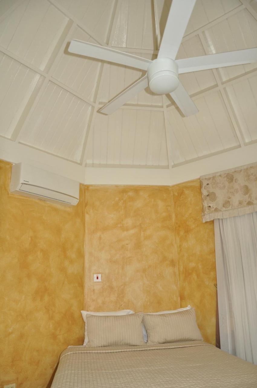 Beach Penthouse A25 Sandcastles Ocho Rios Buitenkant foto