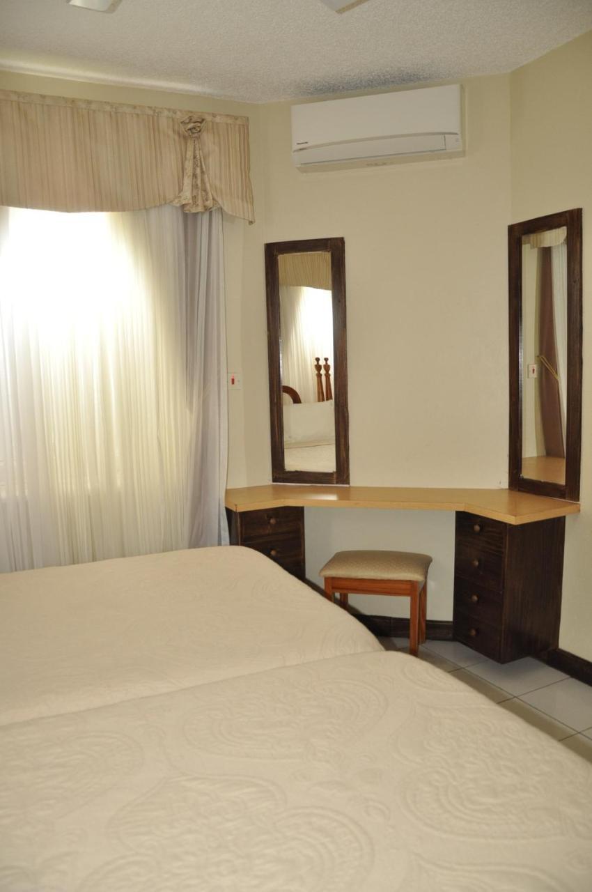 Beach Penthouse A25 Sandcastles Ocho Rios Buitenkant foto