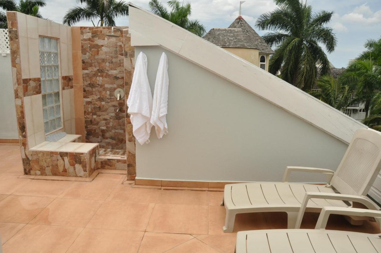Beach Penthouse A25 Sandcastles Ocho Rios Buitenkant foto